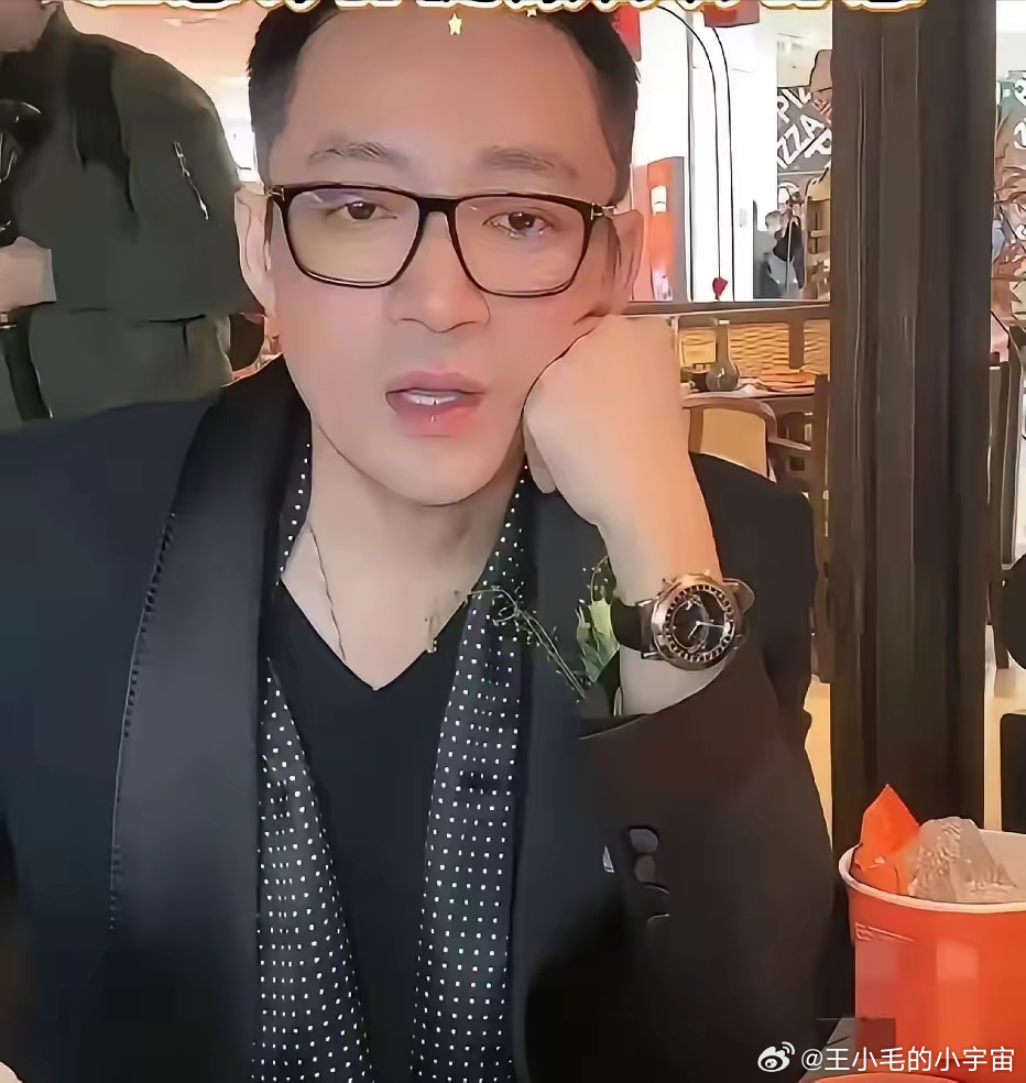 没想到他还有胆量出来直播，说自己最近特别沮丧。沮丧啥呀？是因为被网友骂醒了吗？他