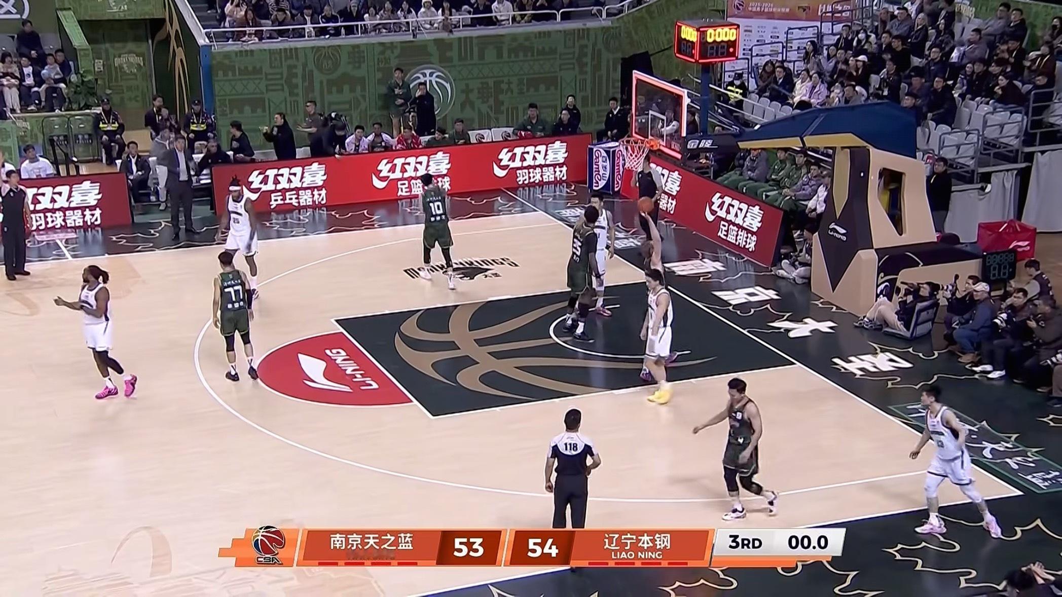 辽宁客场对南京三节比赛结束辽宁队暂时领先1分南京男篮vs辽宁男篮辽宁男篮