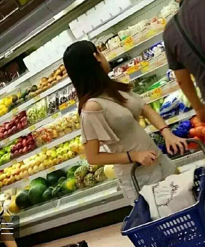 在超市见到一个美女。身材真好
