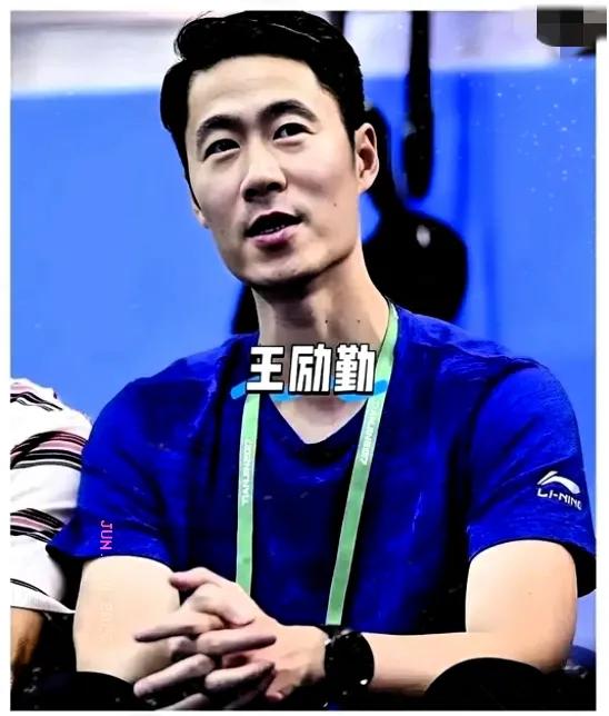 郭斌在节目里当众提王励勤，镜头扫过王楠，她坐在那儿像尊雕塑，脸上一点波澜都没有。