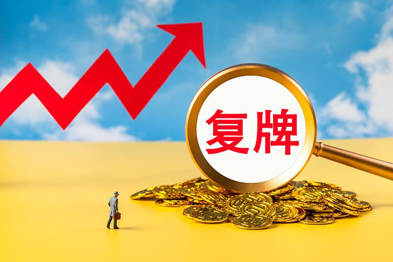 知道万物必然反转，那聪明人就不去抢那个“动极”的风口，而是默默蹲在“静极”的角落
