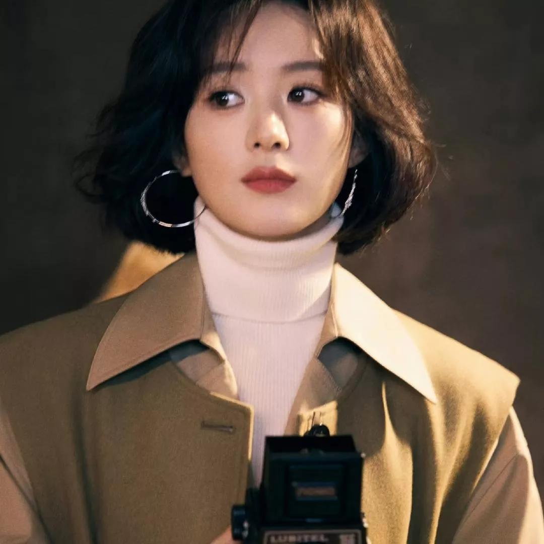 复古氛围中，手持相机，散发神秘气息的时尚女郎时尚女气质 街头时尚女子 街头时尚美