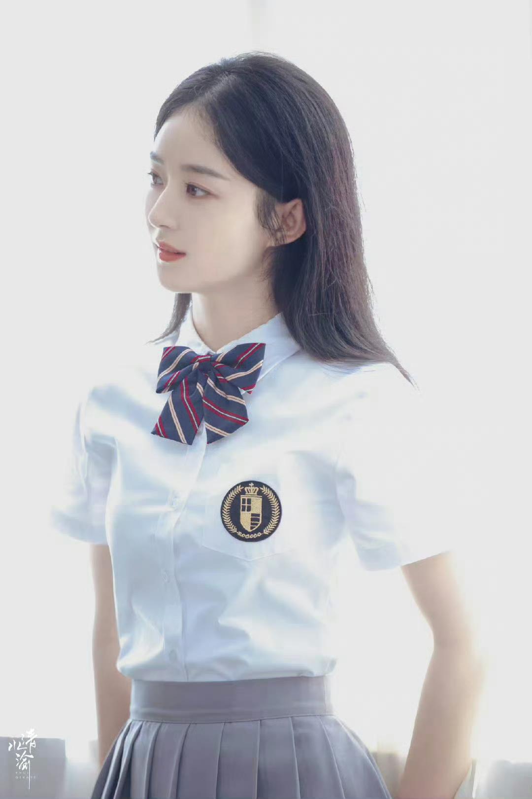 校园女神图鉴上线 📚✨
谁的青春里，不想遇见这样一位漂亮学姐？
赵丽颖这身学院