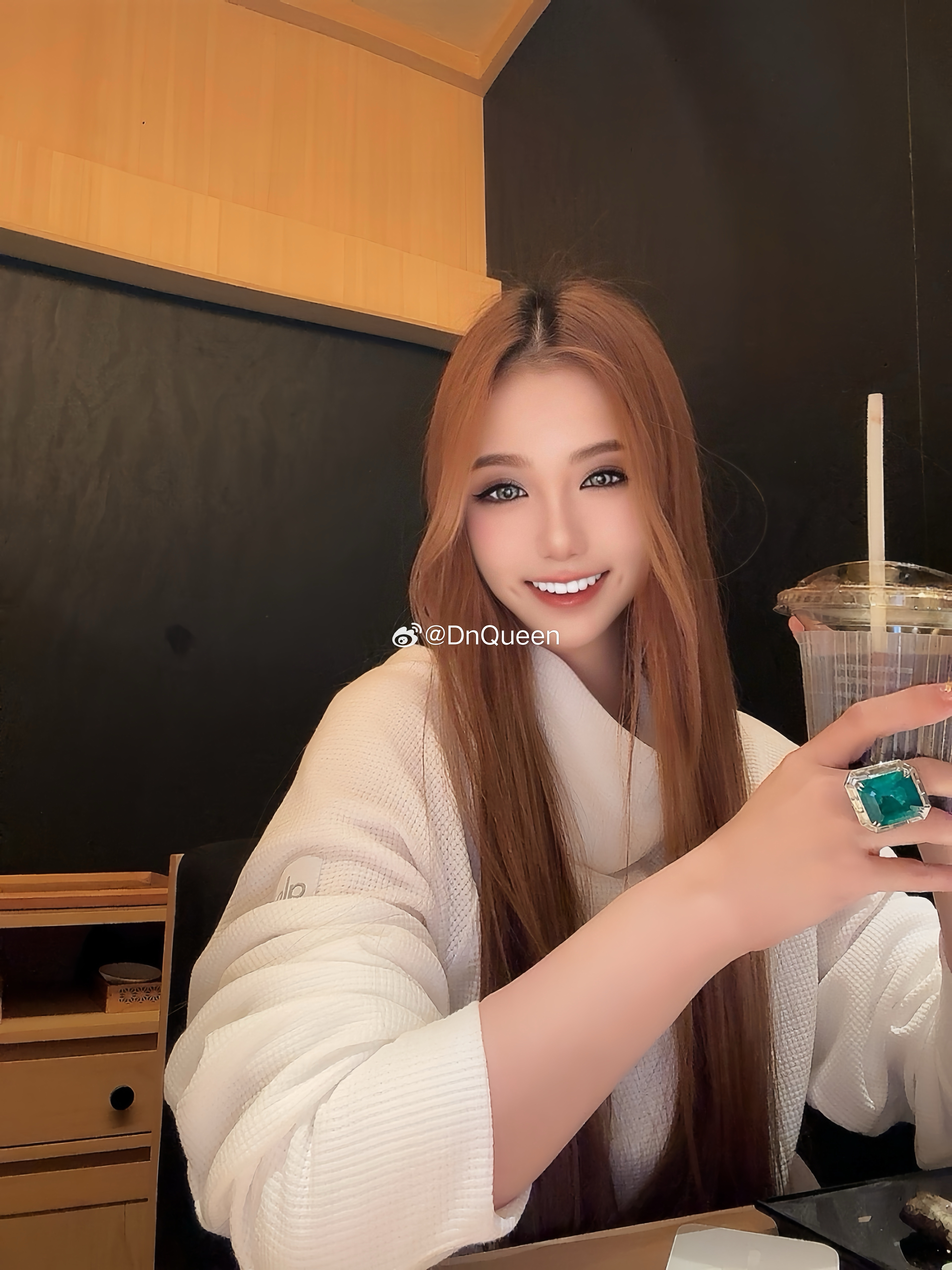 无忧无虑，不慌不忙，不用抛头露面，不用看别人脸色，不用造人设，一直做自己，不管别