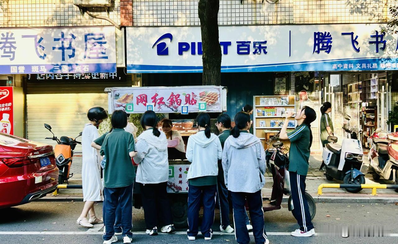 傍晚六点，校门刚开，一群穿着校服的学生就冲向了街边的小吃摊。炸串、烤冷面、手抓饼