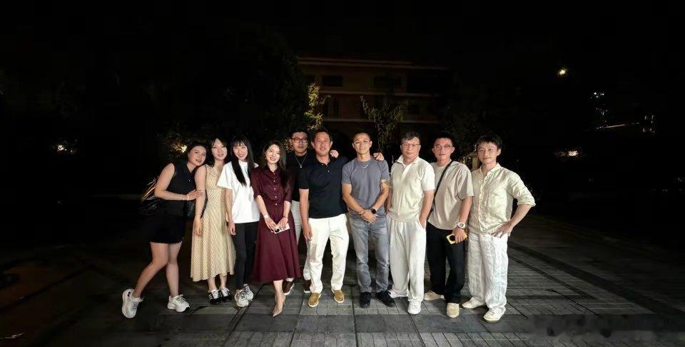 陈震、初晓敏一众汽车大咖齐聚成都，还晒出了集体合照，场面属实难得。一众车评人此番