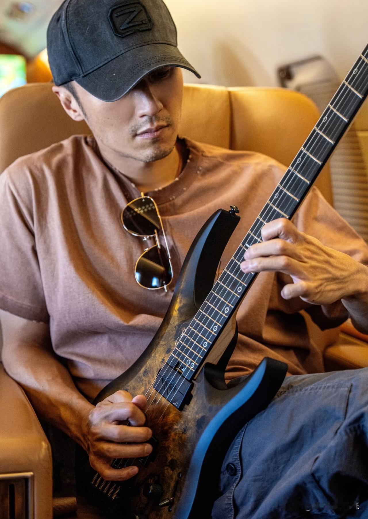 又换新吉他了🎸！
我的偶像感觉突然老了，想要这个T恤返场！
谁来沈阳能有这个排