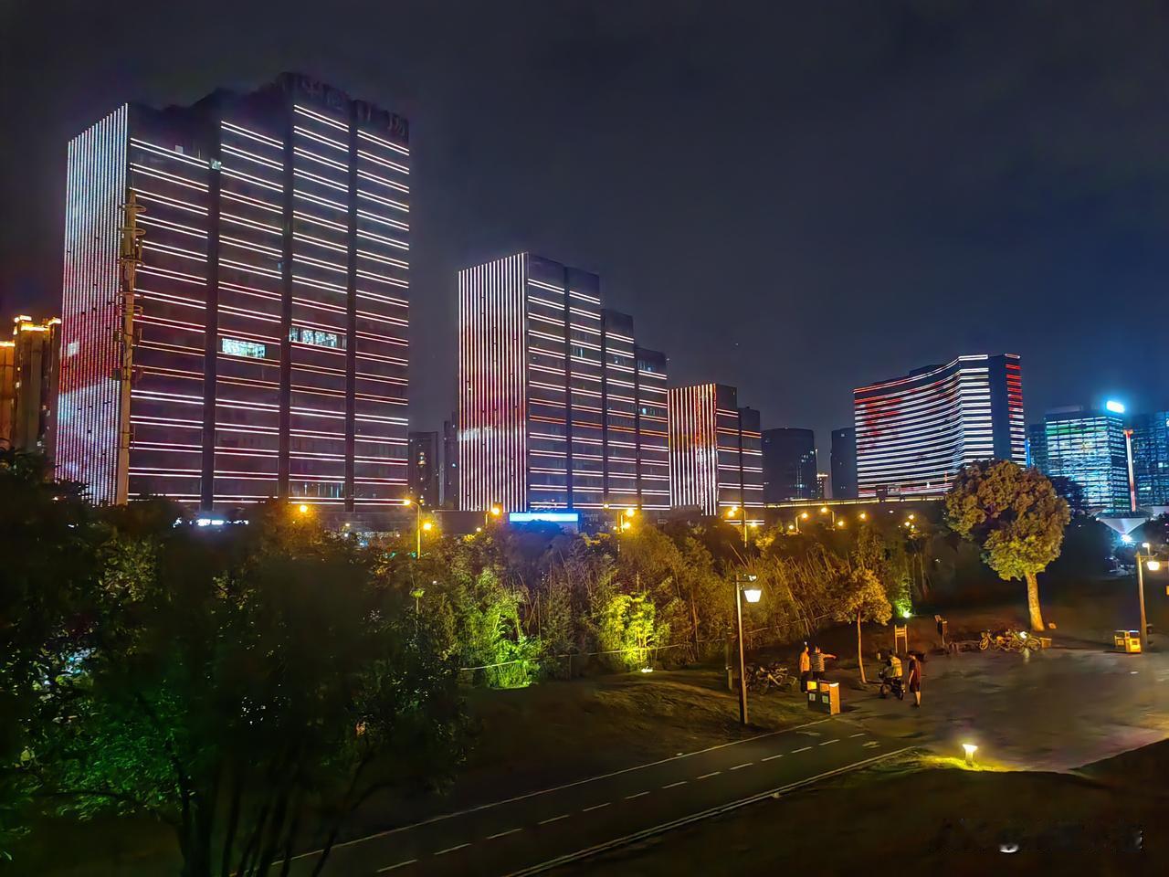 天阶夜色凉如水，坐看牵牛织女星。

昨天是七夕节，我和女儿来到湘江散步。湘江两岸