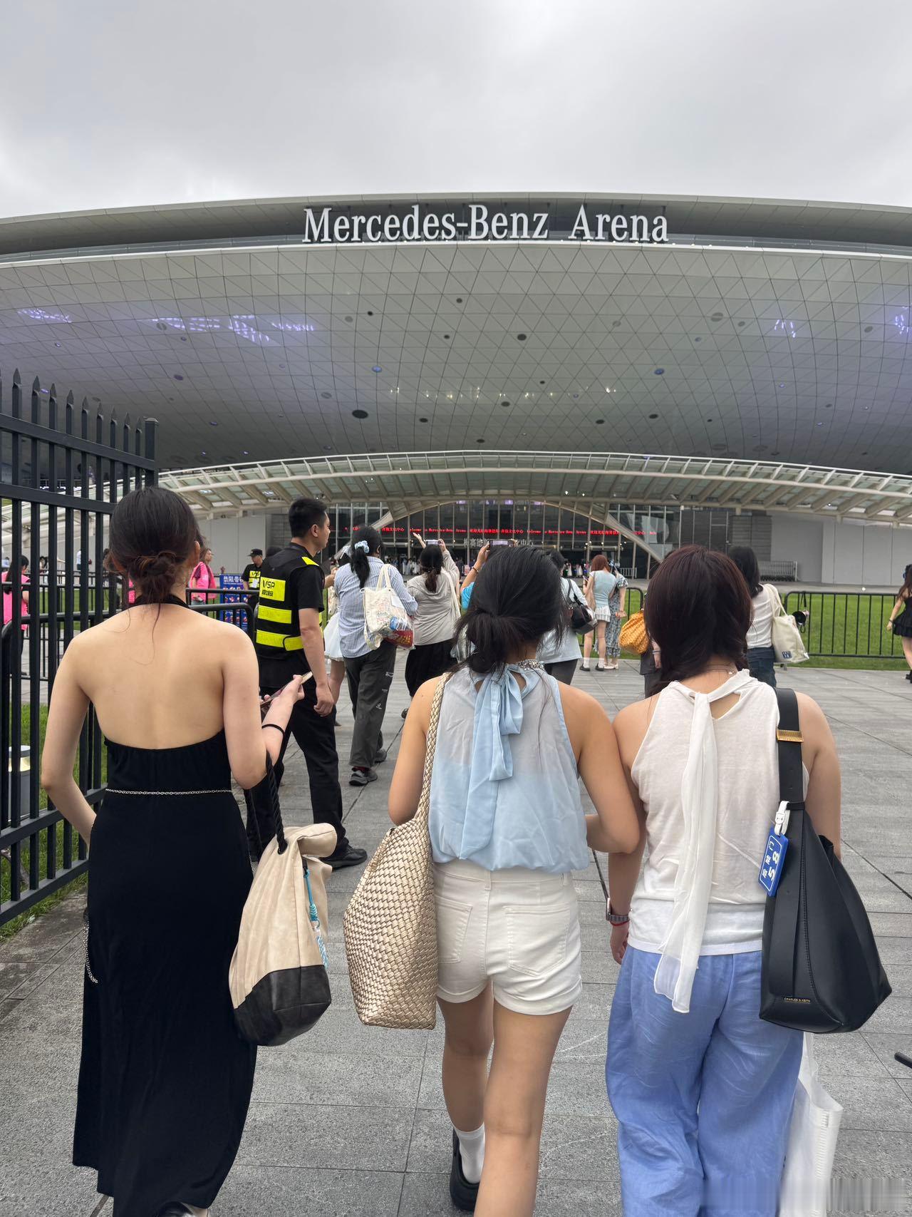 鹭卓上海演唱会彩排 这场演唱会集齐各类有利条件，晴朗天气搭配全新升级舞台，鹭卓彩