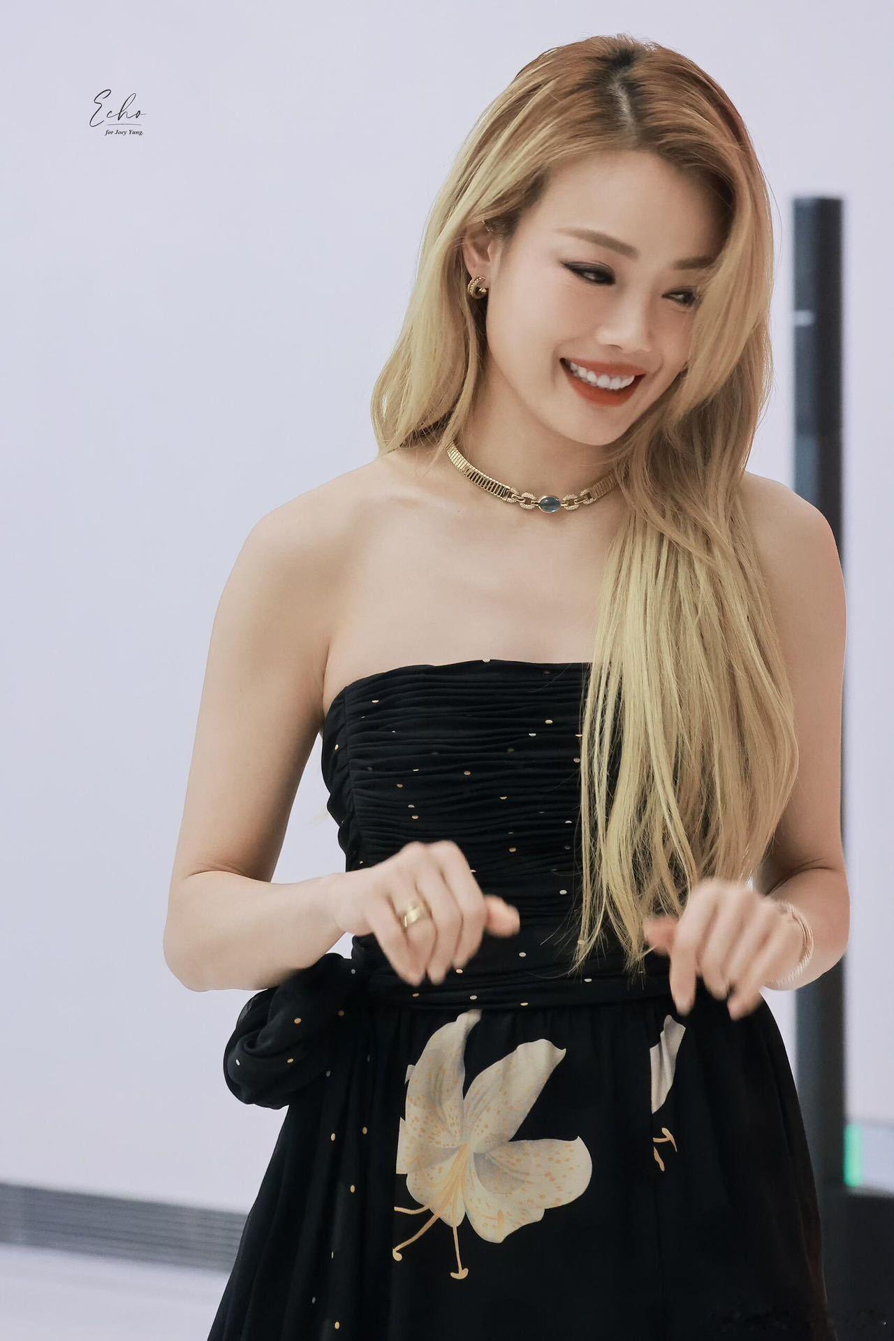 内娱最爱随地大小演的女明星谁懂啊！容祖儿演戏的反差感真的绝了，舞台上是气场全开的