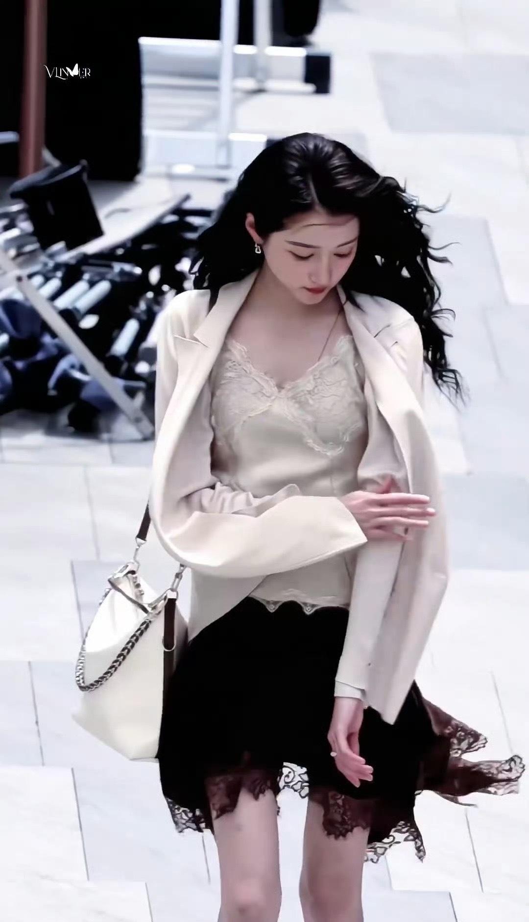 关晓彤风吹动发丝的画面极具美感，温柔氛围感直接拉满，美得让人移不开眼。 ​​​