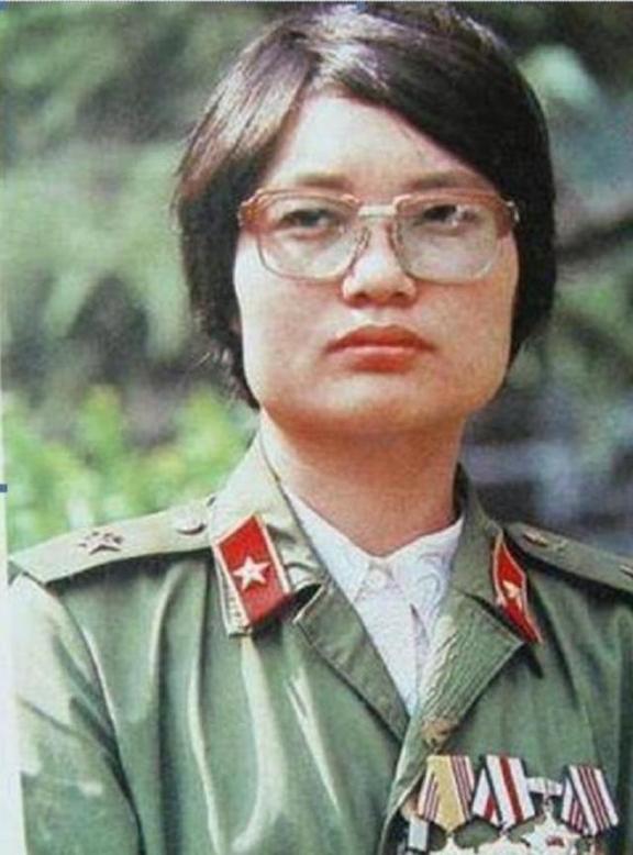 1987年，一个女医生被哨兵拦住，要求出示通行证，没想到，她直接掏出一颗手榴弹：