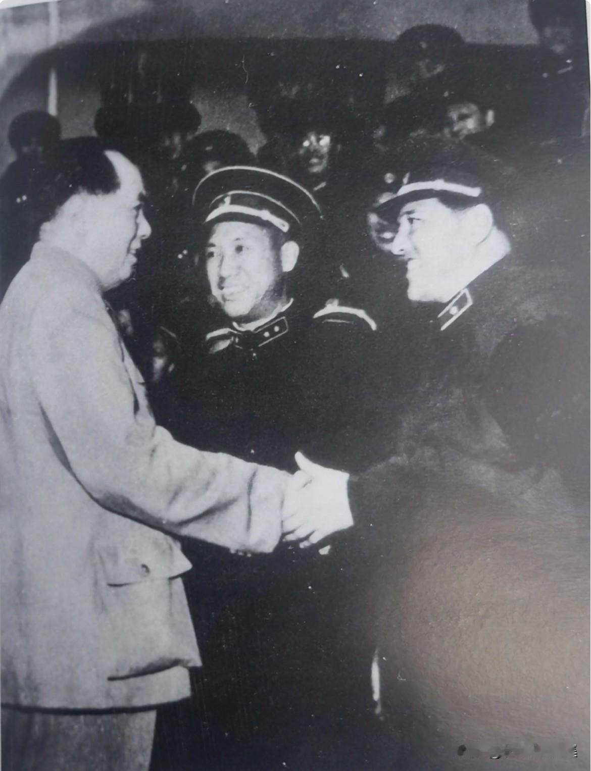 1958年，毛主席在广州接见出席全军政治工作会议的同志时，对曹达诺夫说：“你是新