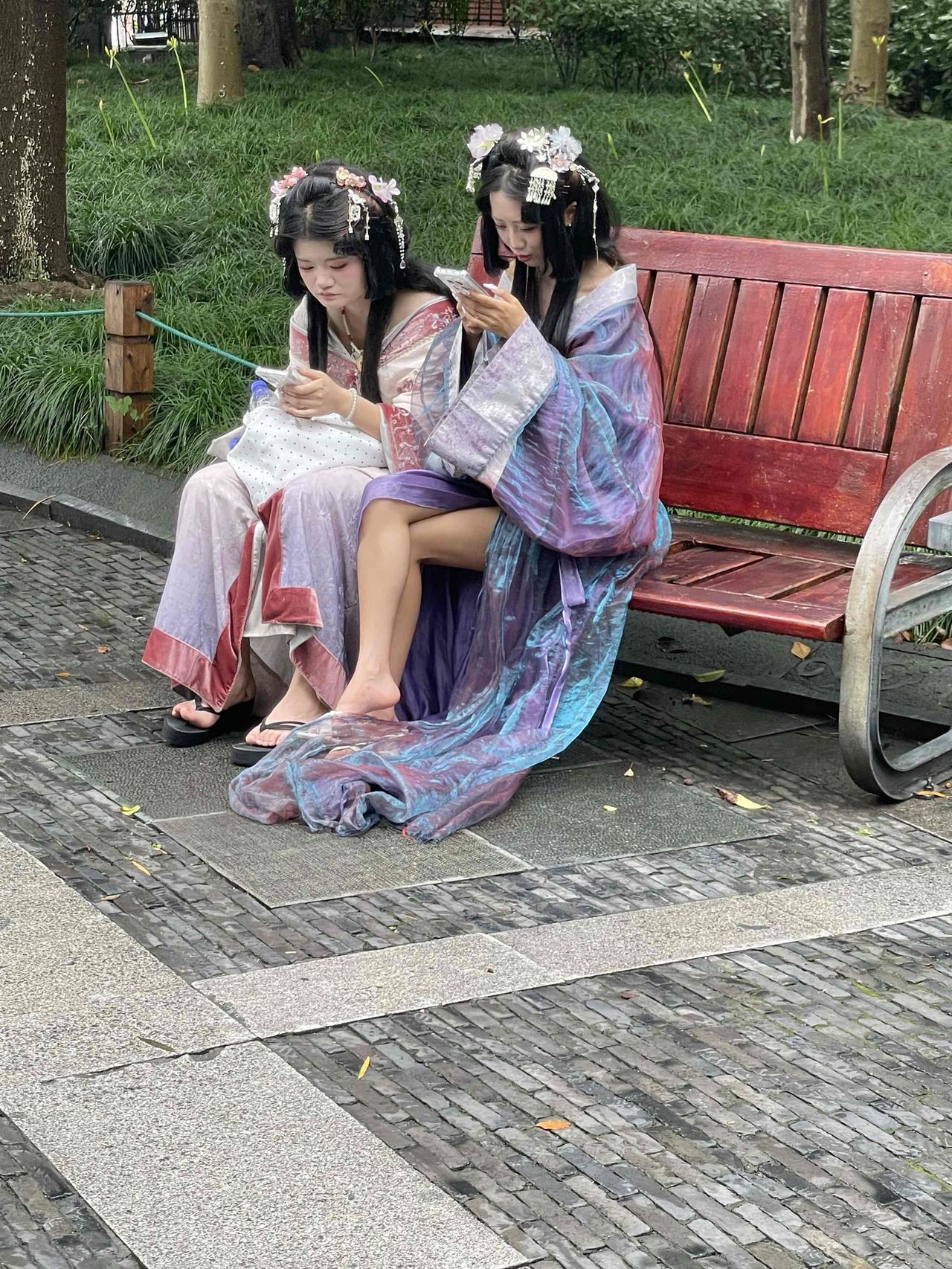杭州西湖宛如一幅流动的江南画卷，苏堤白堤似丝带轻舞，三潭印月如梦幻仙岛，雷峰塔静