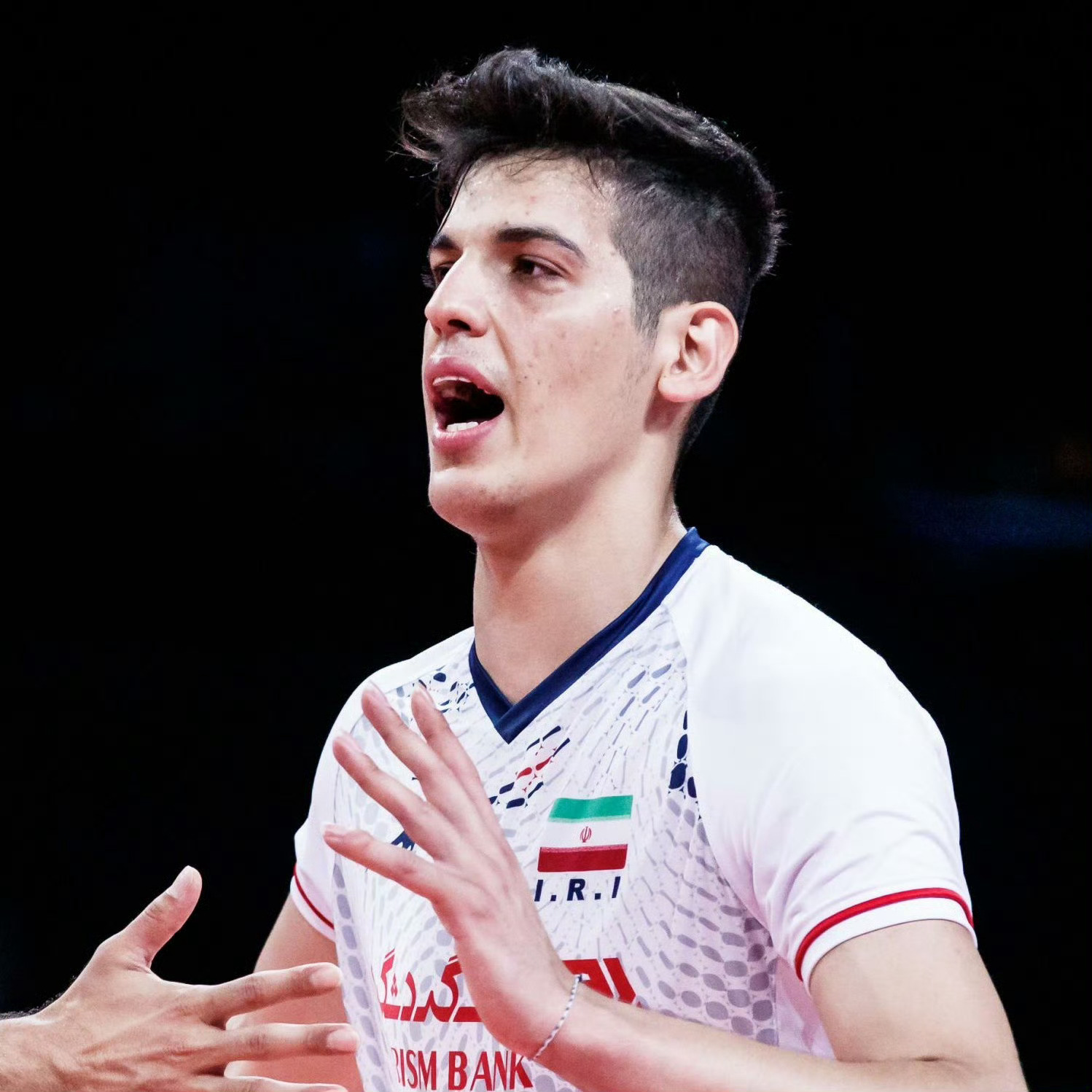 【很危险】伊朗官媒发文：伊朗🇮🇷男排接应卡泽米的情况不容乐观。他脑功能衰竭；