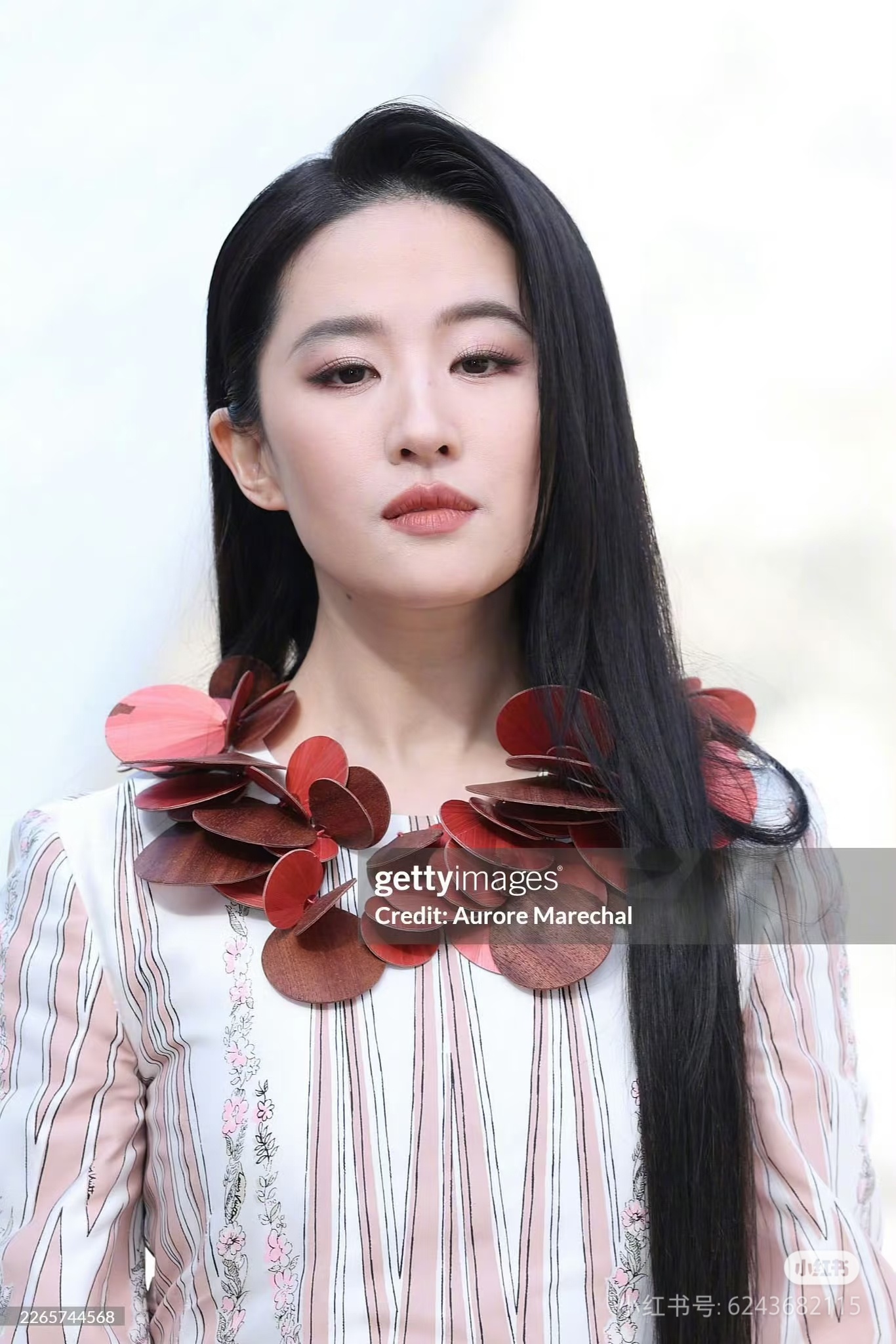 女王睥睨的眼神我也好吃，小小时装周拿下活动到此为止，广告可以拍，咱要进组了天仙，