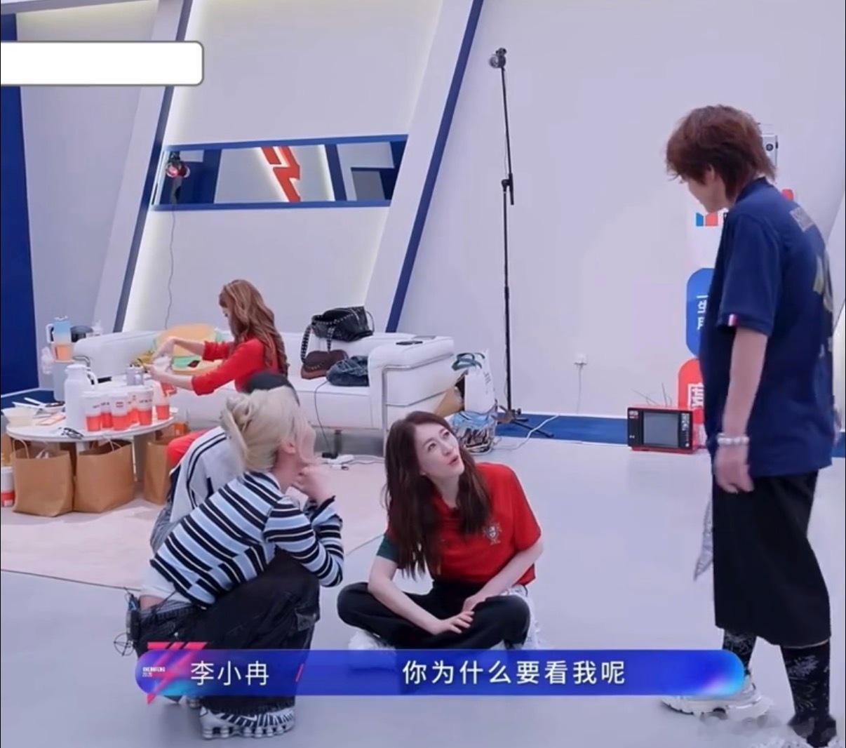 王濛小学生式告状 看《乘风2026》王濛告状笑疯了！和李小冉为舞蹈动作你来我往，