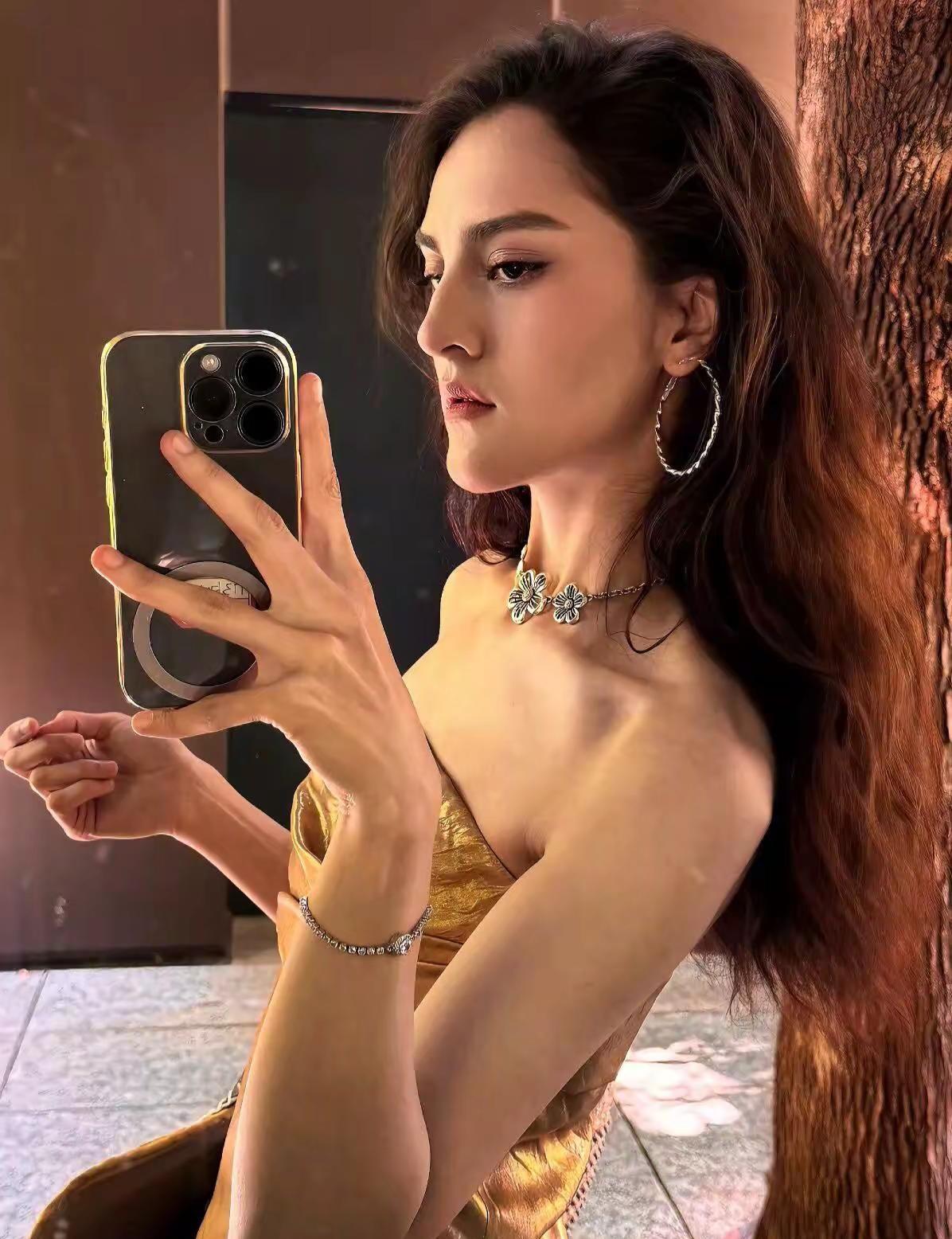 又要美 又要身材好 又要脾气好 又要懂事 又要理解你 天上的月亮你要不要分享新l