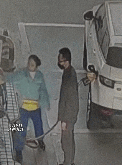 必须严惩！”江西九江，一男子开着路虎去加油站加注近500元的92号汽油，当加油员