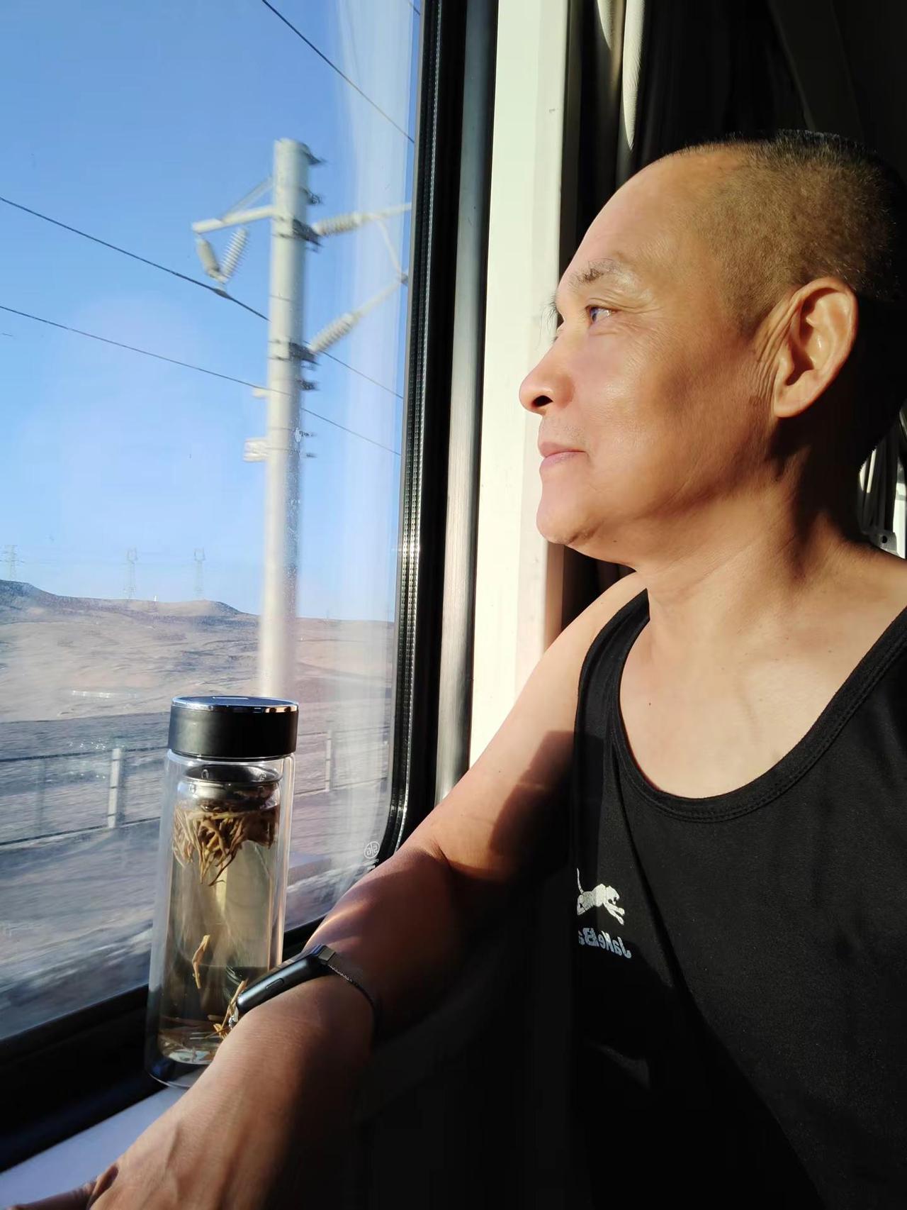 清晨，安逸号熊猫列车西行路上，静倚车窗。旷野苍茫，云天澄澈。一路追着太阳远行，往