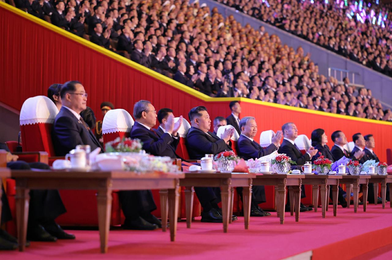 座次安排遵循“居中为尊，右为上”原则！

当主办国举办庆祝活动并邀请多国领导人参