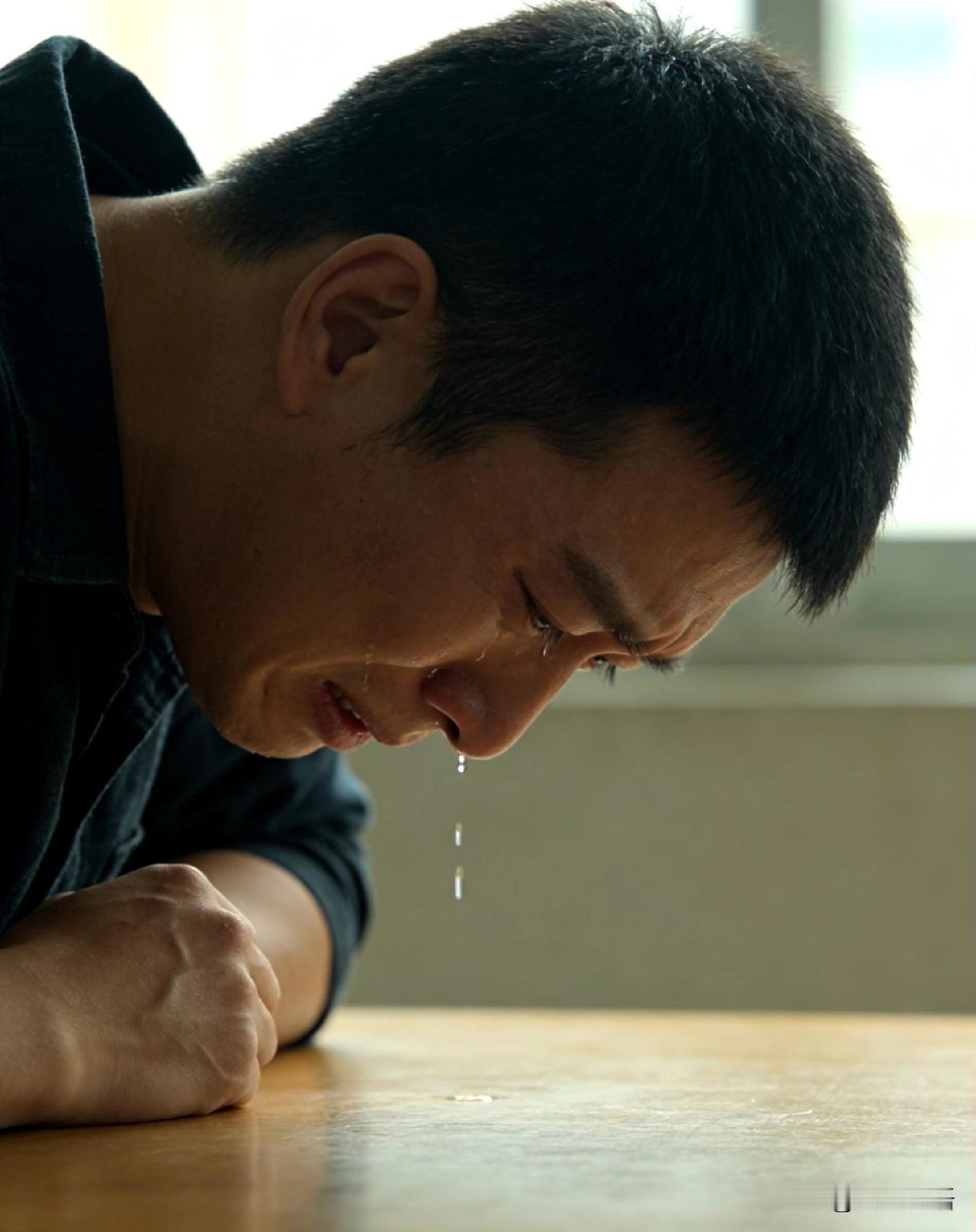 兰芝的儿子陈峰坐在空荡荡的客厅里，第三次看墙上的钟。

晚上七点二十一分，妻子林