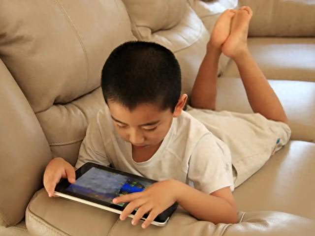 专注力是练出来的，脑科学研究提示：孩子睡前别碰这件事