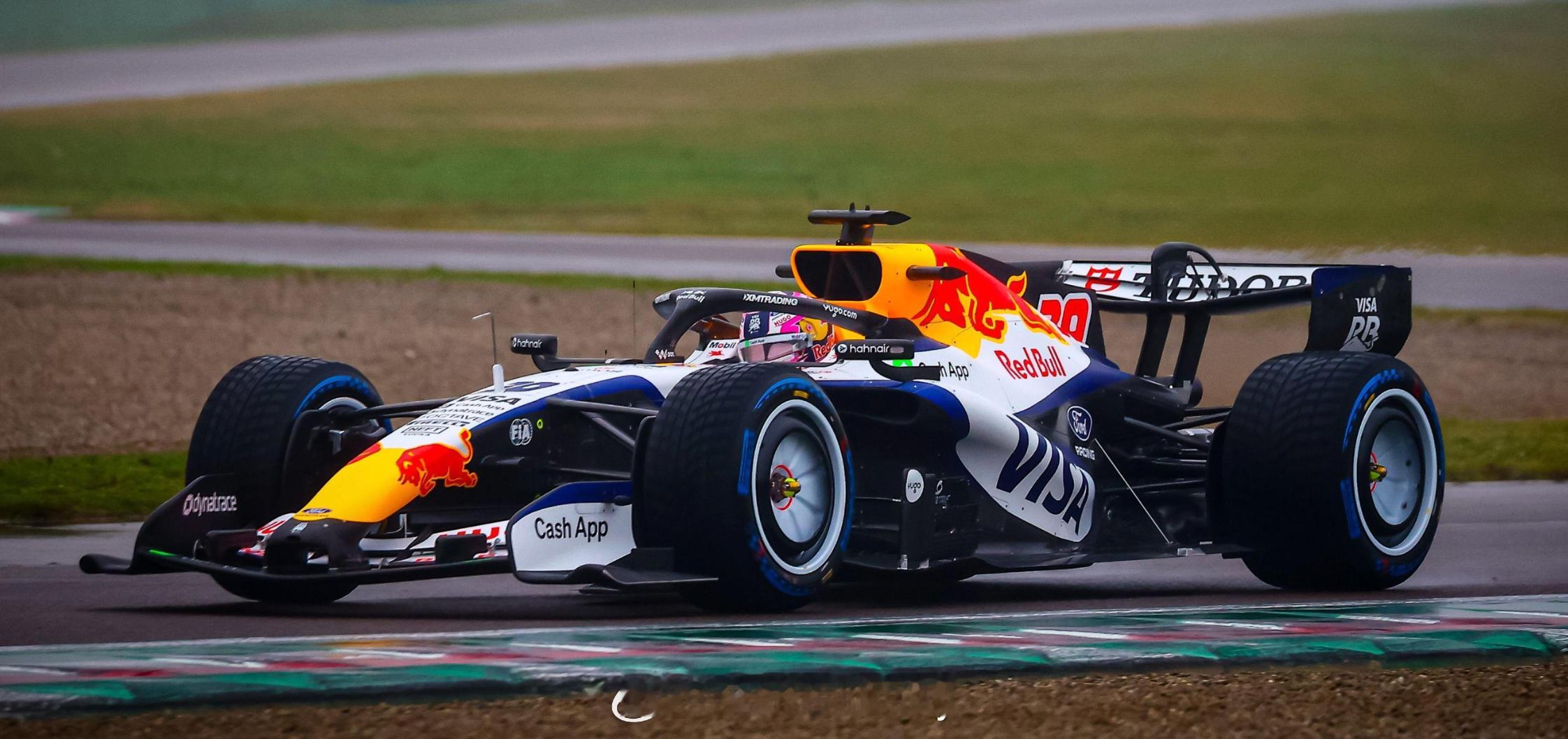 红牛二队新车VCARB 03进行首航这相比发布会上的模型更有参考价值了虽然官测之