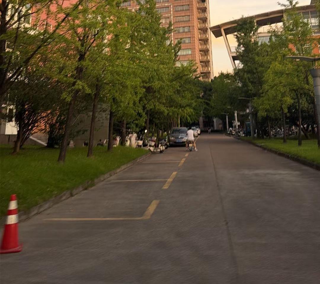 “在这一片住的哪一家没有个几百万啊！”我们就是这一片的。我们这一片的居民是回汉混