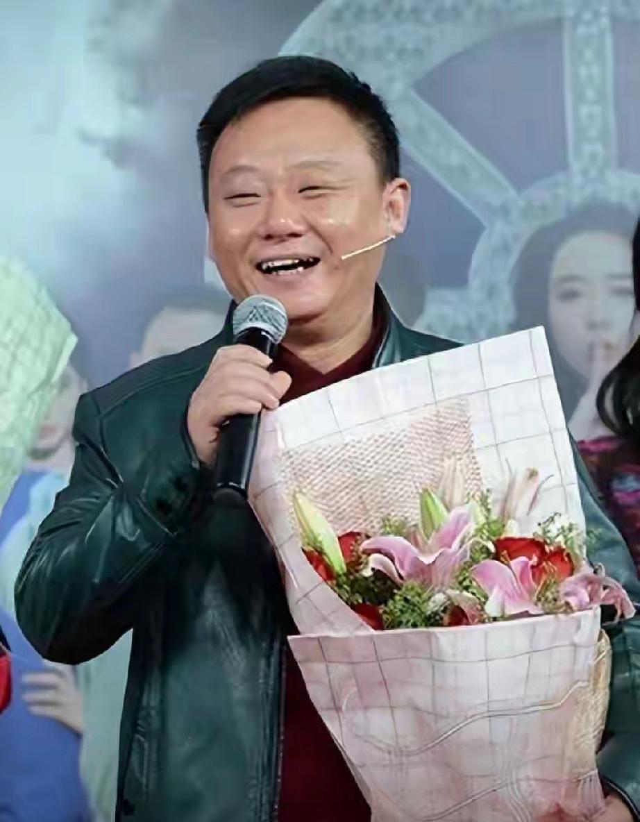 春晚笑星邵峰藏了27年的深情！倾家荡产守护病妻，从不卖惨太难得
 
    舞台