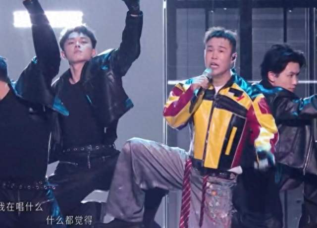 小沈阳披荆斩棘直播摔倒，一秒起身无缝衔接，算不算教科书式救场