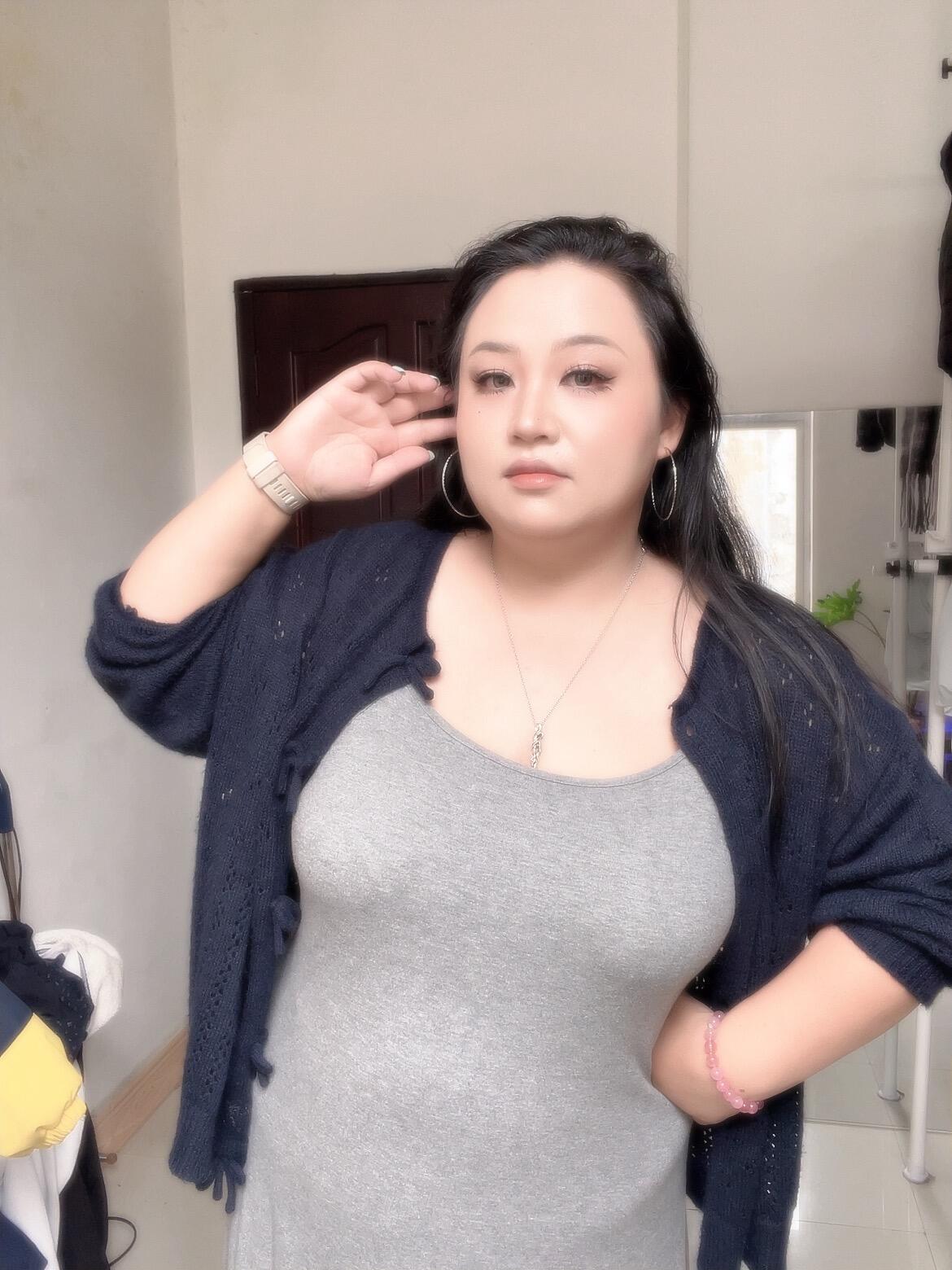 190斤微胖
比闺蜜瘦
到底要不要减
微胖女生真的别再内耗了！灰吊带+藏青流苏开