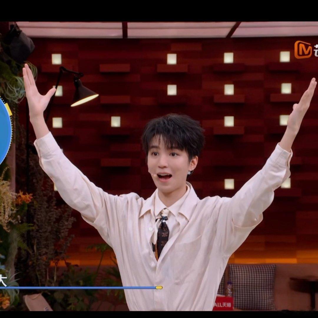 这么浑厚的笑声居然是王俊凯发出来的谁提前都没预判到，王俊凯开怀大笑的时候声线居然