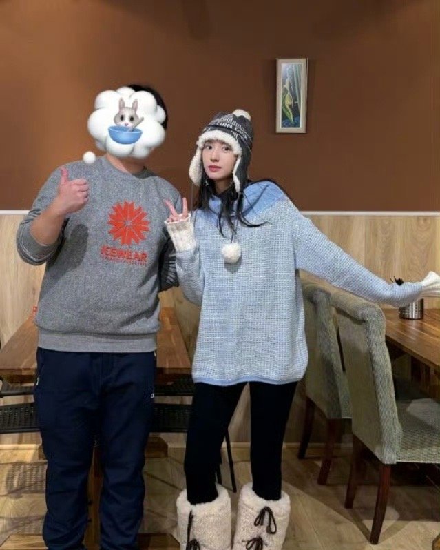 冰岛偶遇周也 有网友在冰岛偶遇周也与朋友聚餐吃火锅，状态明媚又有活力，颜值超能打