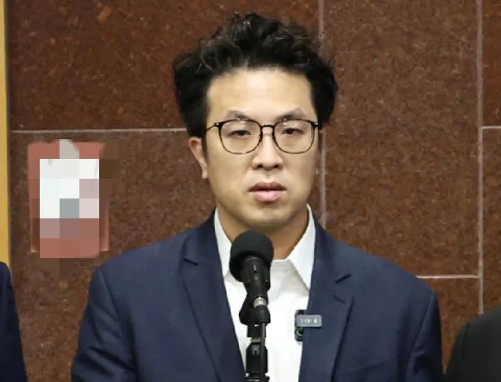 丑闻曝光后，沈伯洋终于做出道歉，吴思瑶却试图转移焦点！
日前沈伯洋被爆出丑闻。台
