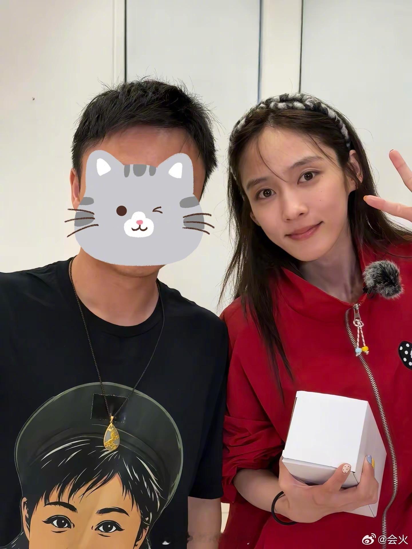 花少太会找噱头了，居然一落地墨西哥就去跳水了，直接拍全员素颜状态 