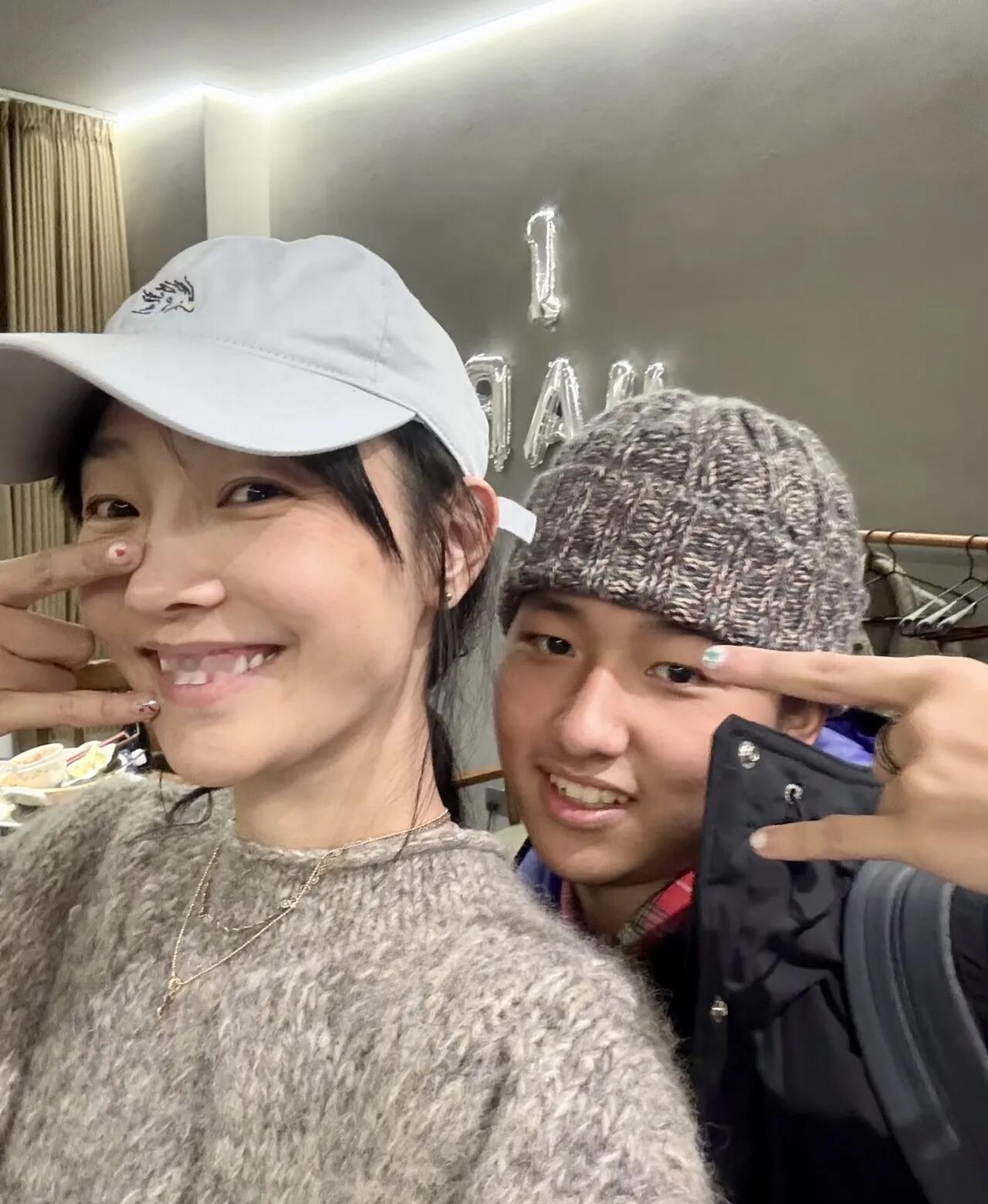 仪式感满满的成人礼！同款美甲的小细节太用心了～白百何和元宝的笑容都好治愈，最好的