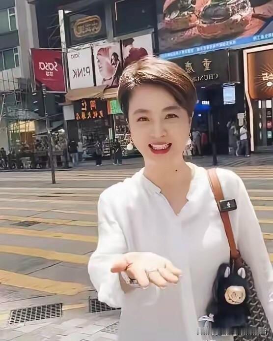 法拉利老了还是法拉利级别的，别看她60多岁了，她面容俊俏，气质不凡，一身休闲装打