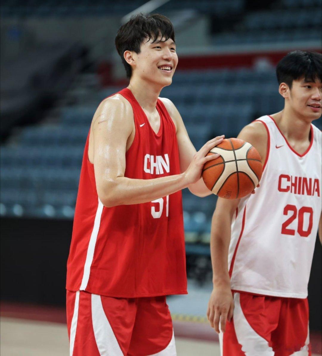 杨瀚森 NBA历练效果杨瀚森NBA归来后首秀拉垮，杨瀚森从NBA历练一个赛季归来