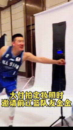 付豪不愧是个念旧情的爷们，全明星嘉年华，一把拽过张镇麟合影，虽然张镇麟嘴上说着：