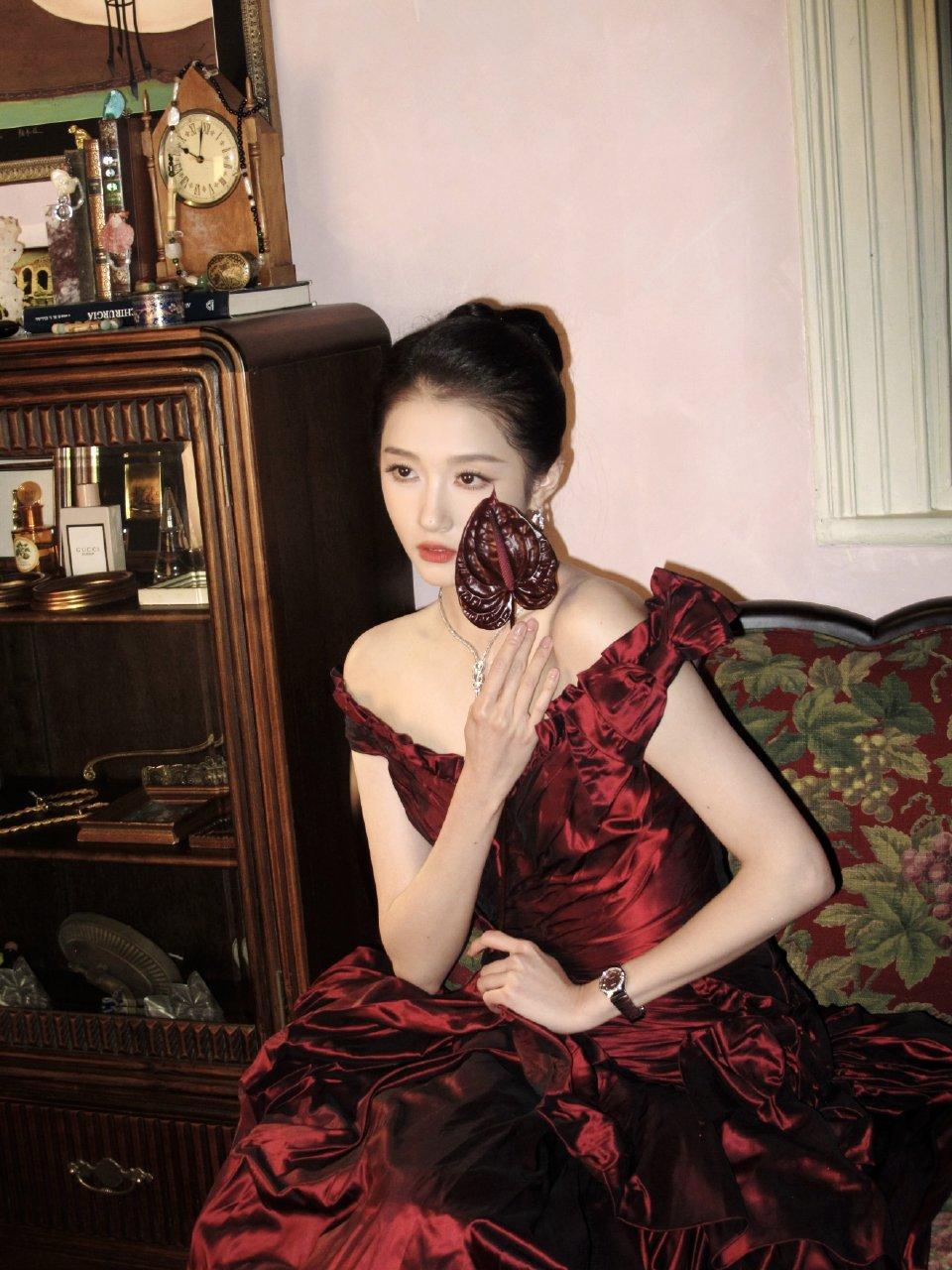 关晓彤今日 VOGUE 盛典造型揭晓