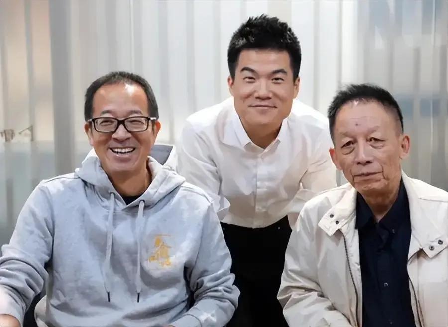 董宇辉、俞洪敏与易中天老师的同框合影。三人的经典对话堪称最有智慧、寓意的教科书！