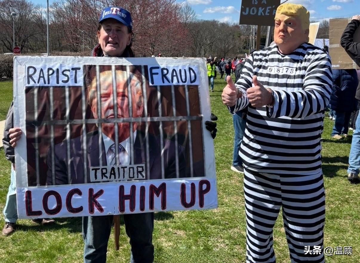 当地时间3月28日，美国50州爆发大规模“不要国王”抗议活动，全国超3100场集