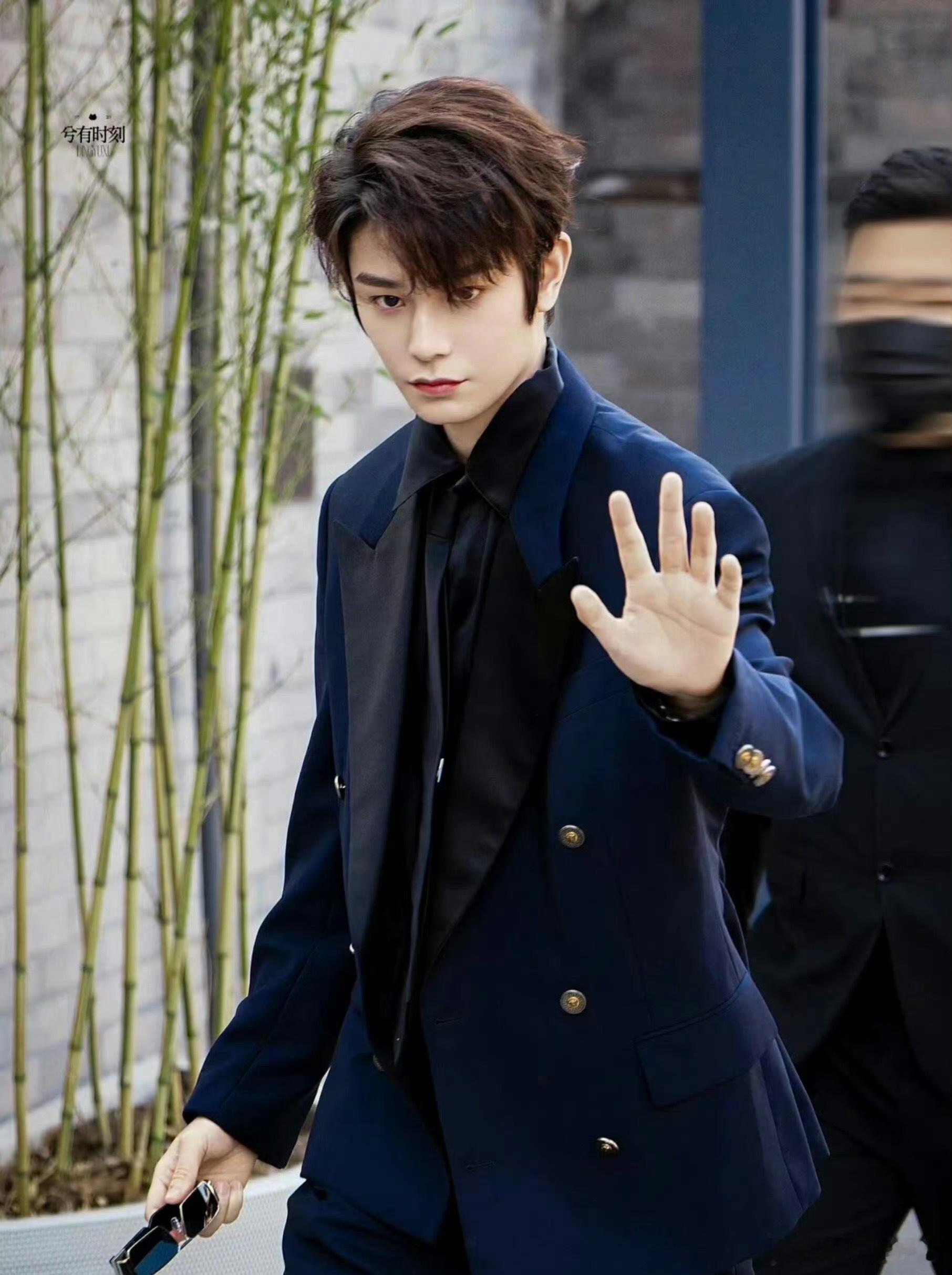 丁禹兮，常华森范思哲活动图，谁的状态更好 