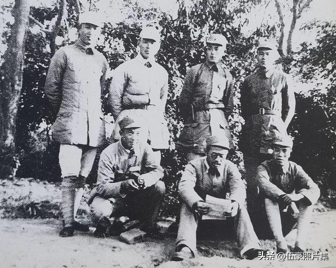 1941年，在苏北粉碎日、伪大“扫荡”后，新四军三师师长黄克诚与部分领导干部合影