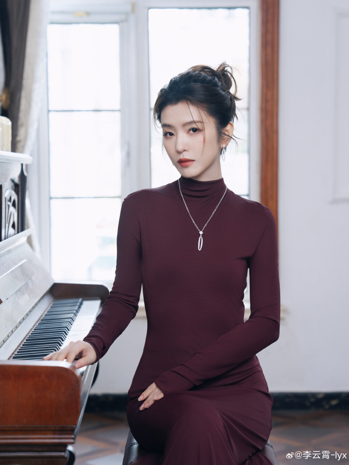 李云霄酒红紧身裙李云霄身材很曼妙 李云霄造型反差感李云霄气质李云霄身材很曼妙，李