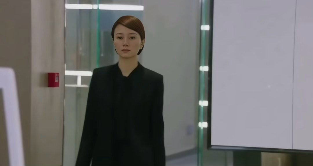 霸气闺蜜十个贺涵也不换虽然和子君闹矛盾了，但是第一件事还是教训00 