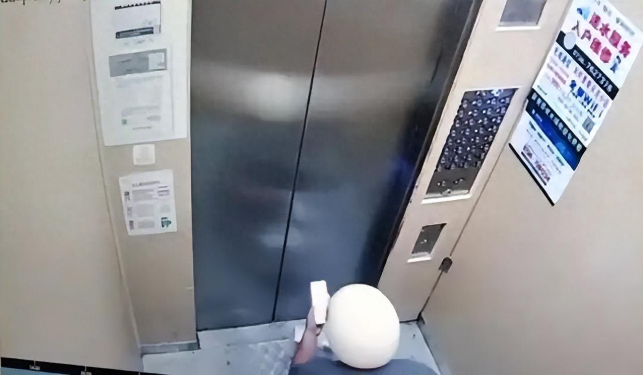 常德一外卖员送餐途中在电梯排便，事情发生在湖南常德市保利时代小区。警方称"就是憋