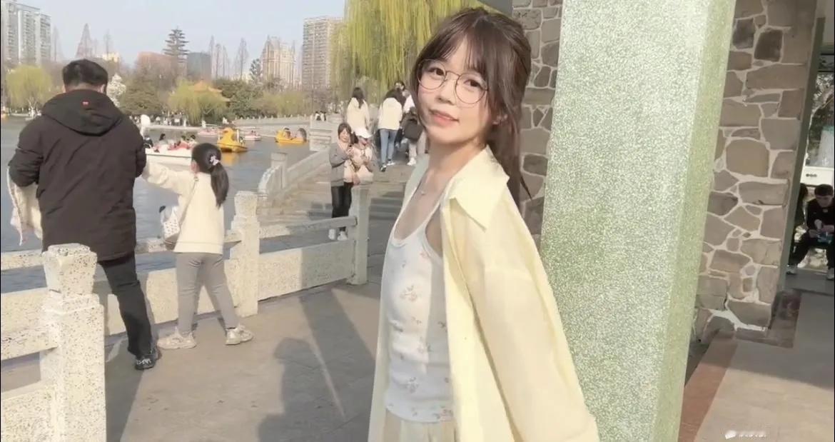 我记得你家是三个孩子，你那两个兄长哪里去了？