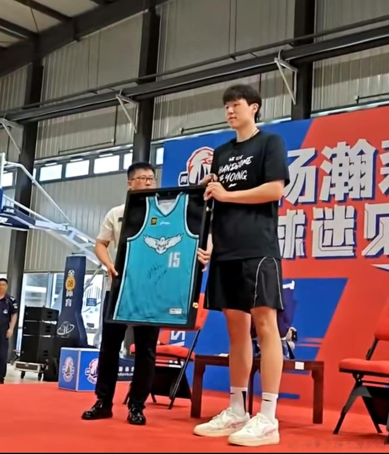 青岛男篮暂时封存杨瀚森15号球衣其他人也不敢穿啊[笑cry] ​​​